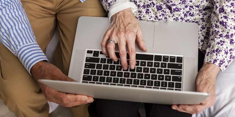 دو سالمند در حال استفاده از کامپیوتر